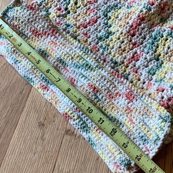 Lovely hand crafted tote bag and matching belt with goldtone buckle. - Picture 6 of 11